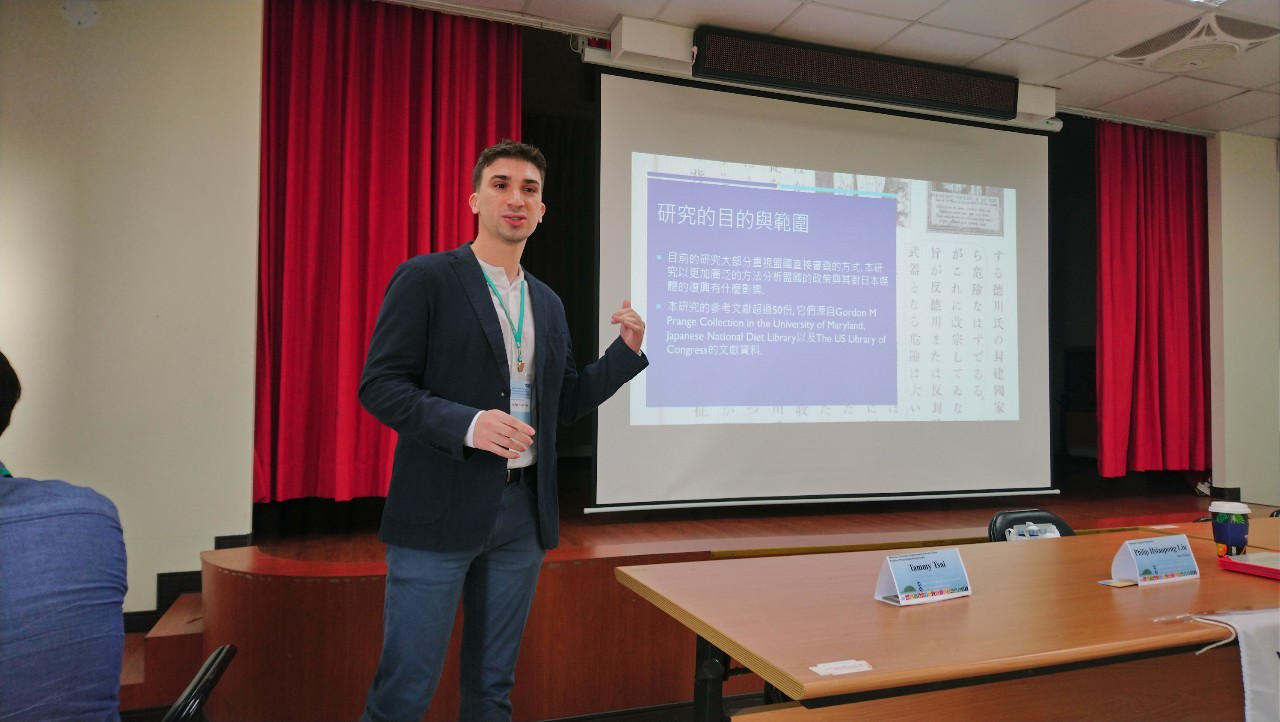 Julian Tash presents his topic in Chinese（Photo by the College of Social Sciences）